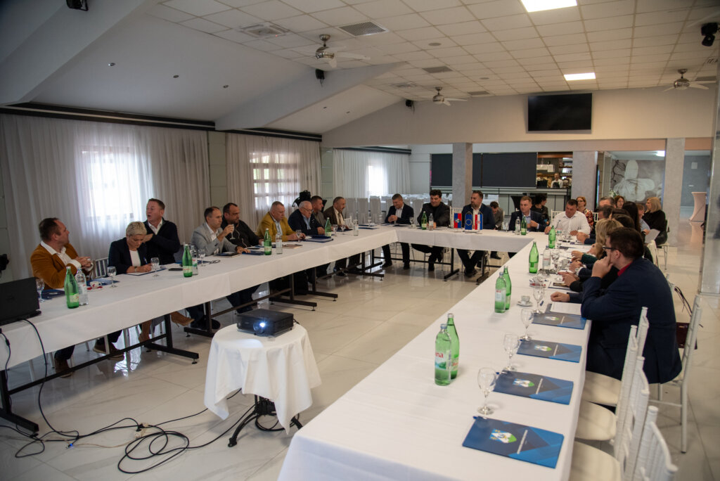 [FOTO] Župan Tomislav Golubić u Gornjoj Rijeci okupio gradonačelnike i načelnike
