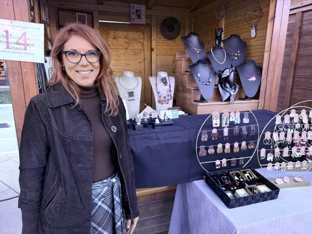 Kristina Kovačić izrađuje nakit od metala, čunčane čipke i poludragog kamenja