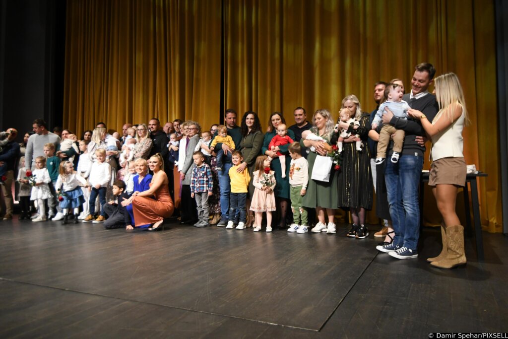 [VIDEO] U Bjelovaru održana modna revija “Ljepota roditeljstva”