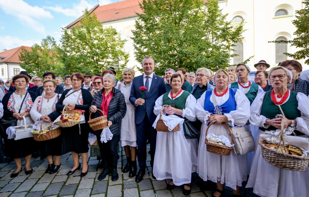 [FOTO] Više od 500 umirovljenika u Varaždinskoj županiji pjesmom i veseljem obilježilo Međunarodni dan starijih osoba  