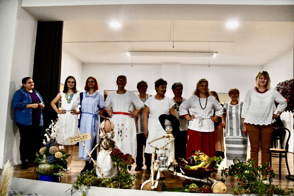 [FOTO] U Svetom Ivanu Žabnu održana etno modna revija