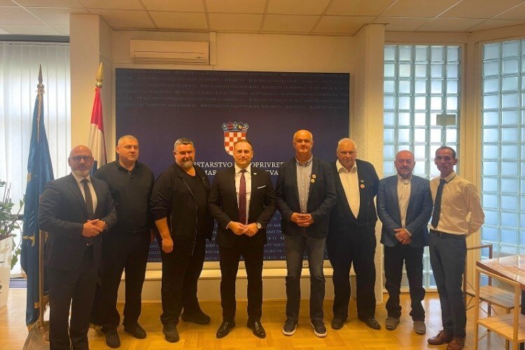 Ministar Vlajčić održao sastanak s predstavnicima Hrvatskog pčelarskog saveza