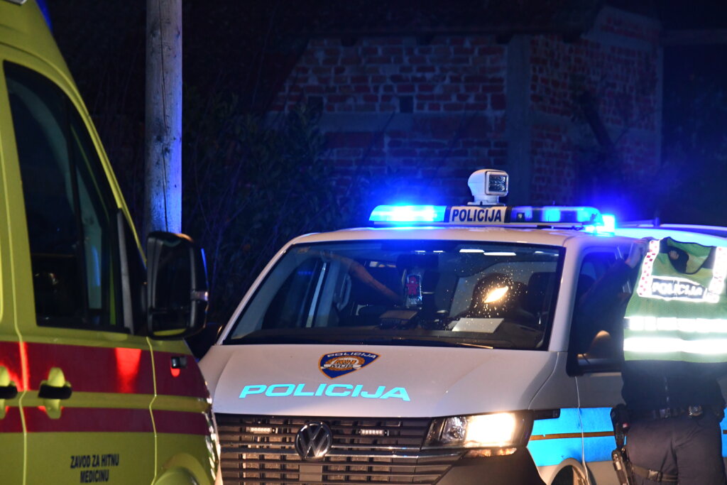 Pijani vozač sletio s ceste i udario u stablo, ozlijeđeno dvoje putnika