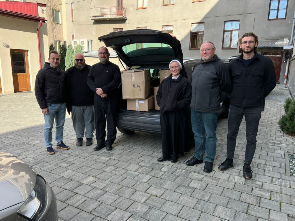 Vladika Stipić dopremio humanitarnu pomoć i predvodio proslavu Krista Kralja