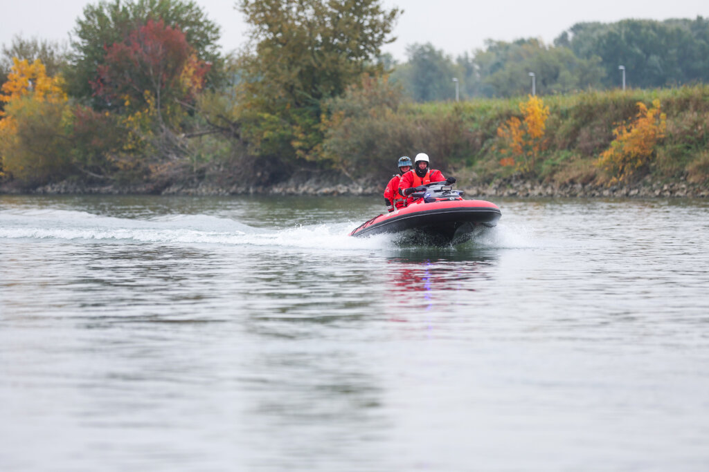 Vatrogasci Pretrauju Rijeku Savu Nakon Dojave Da Je U Vodi Viden Covjek