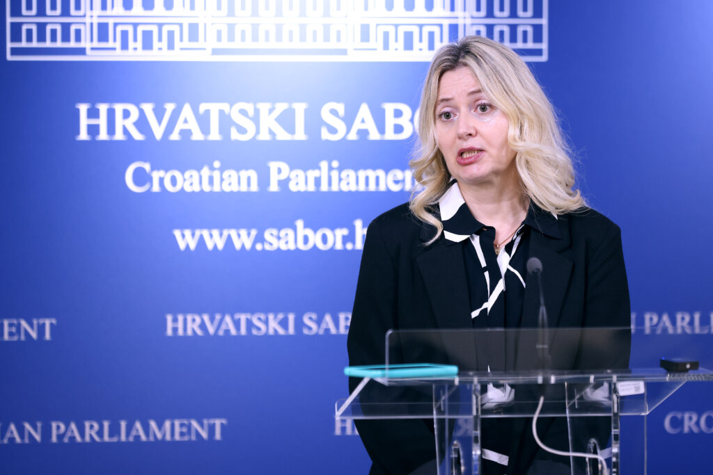 Šimetin: Uskoro zabrana mobitela u osnovnim školama i tijekom odmora