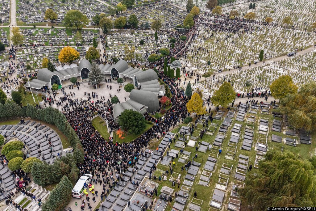 U Sarajevu pokopan Halid Bešlić, tisuće ljudi na posljednjem ispraćaju