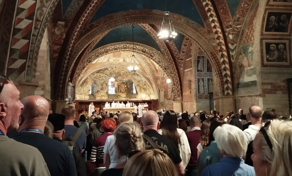 Vladika Milan Stipić služio liturgiju za hodočasnike u Asizu