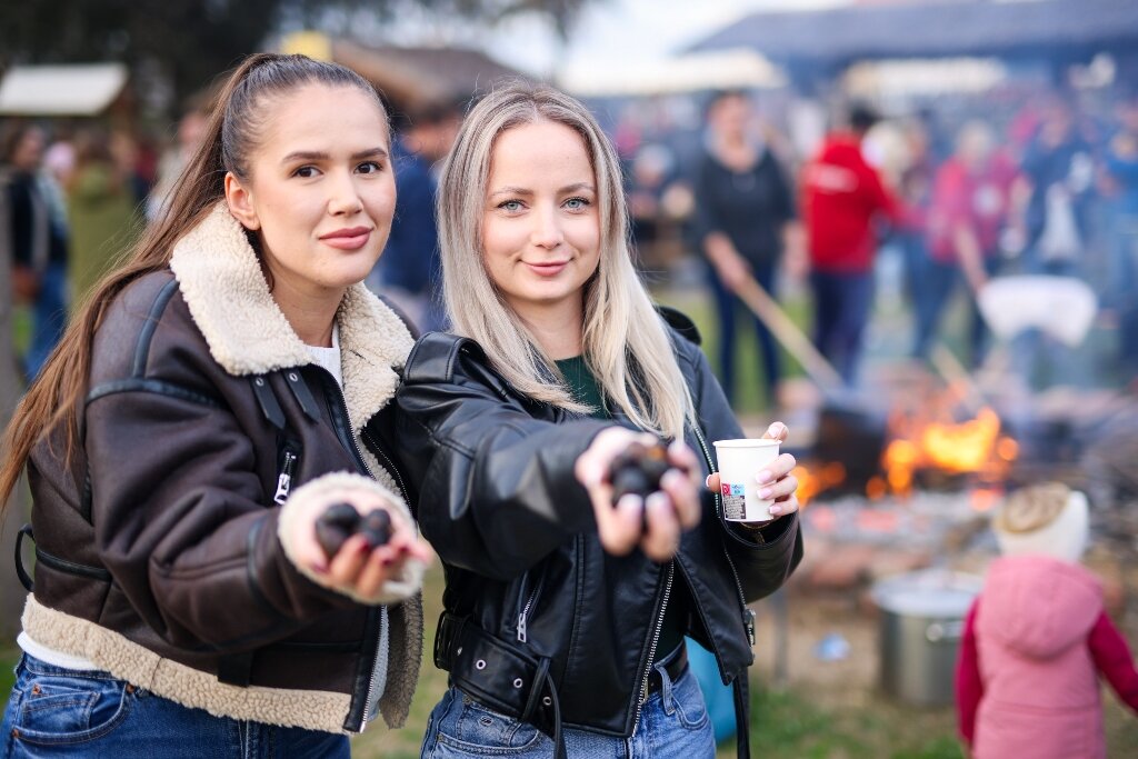 [FOTO/VIDEO] ZLATNA JESEN U ĐURĐEVCU Odlična atmosfera, pečeni kesteni i mošt