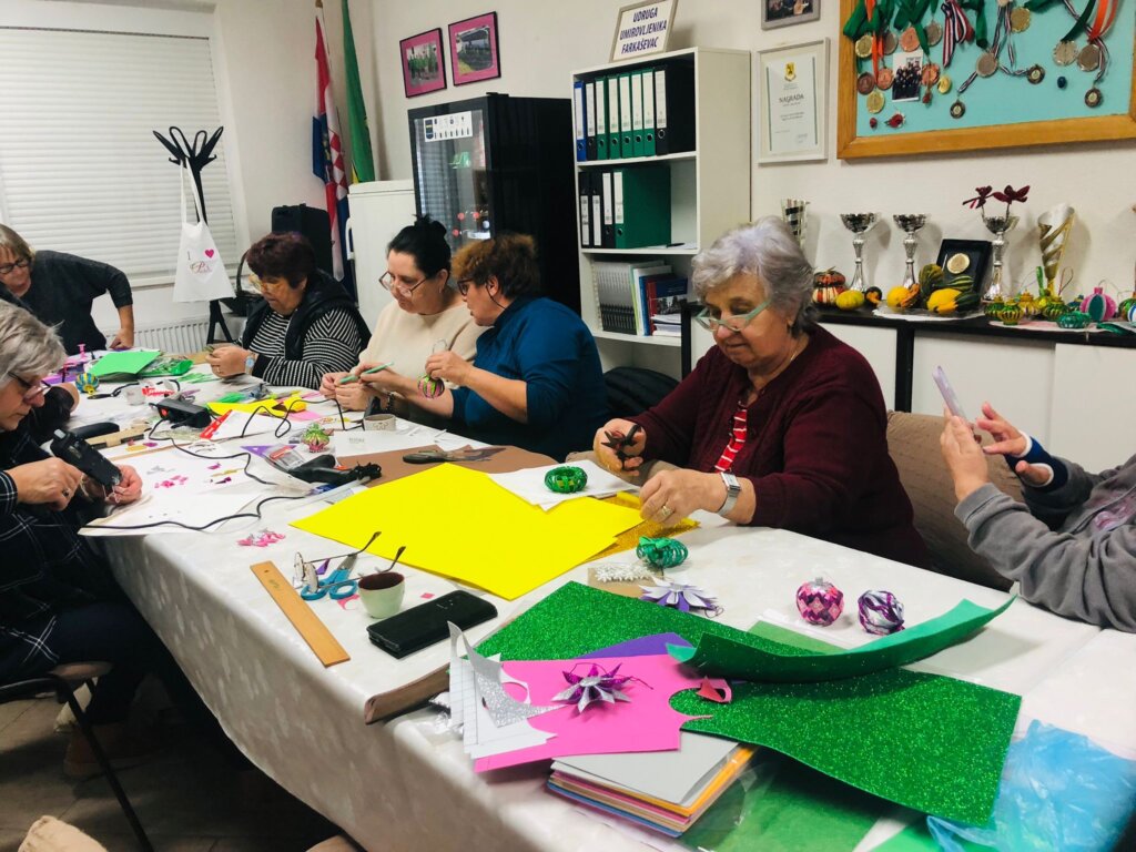 Umirovljenici općine Farkaševac izrađivali nakit za božićnu jelku