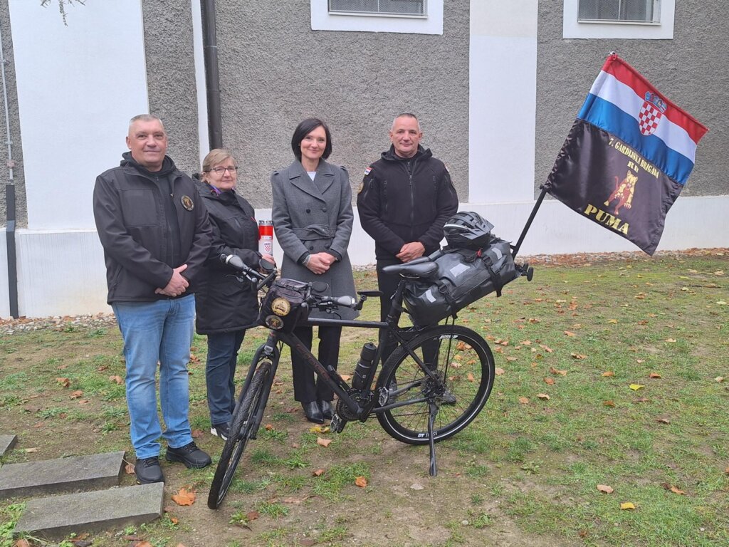 [FOTO] Već tradicionalno Ivica Nerer krenuo biciklom put Vukovara odajući počast svim žrtvama vukovarske tragedije