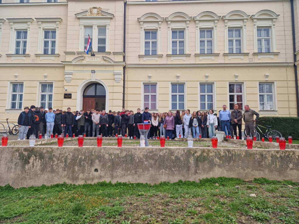 [FOTO] Osnovna škola Ljudevita Modeca Križevci odala počast žrtvama Vukovara, Škabrnje i Domovinskog rata