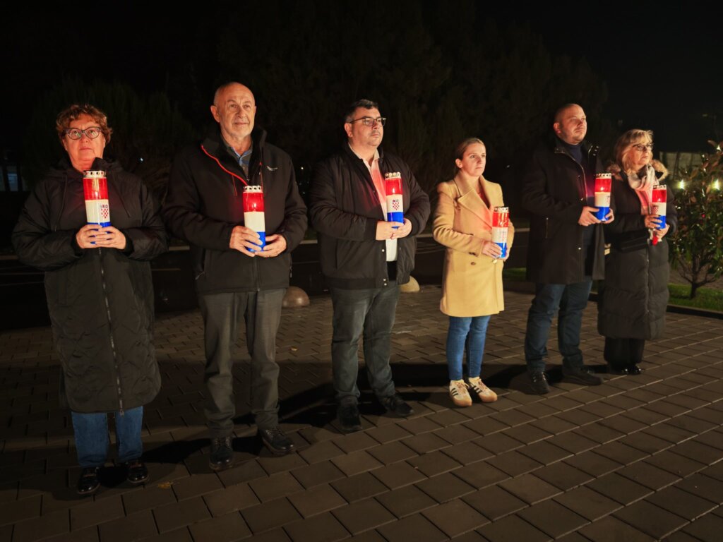 Izaslanstvo Gradske organizacije SDP-a Križevci zapalilo svijeće povodom Dana sjećanja na žrtvu Vukovara i Škabrnje