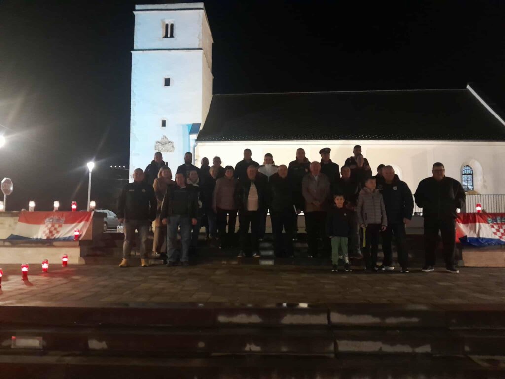 U Gornjoj Rijeci lampioni upaljeni uoči Dana sjećanja na žrtvu Vukovara