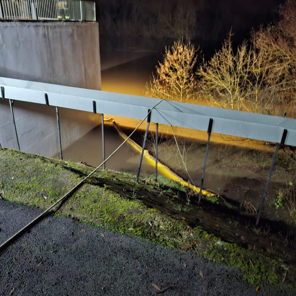 Uočena manja masna mrlja u Kupi kod Petrinje, postavljene plutajuće brane