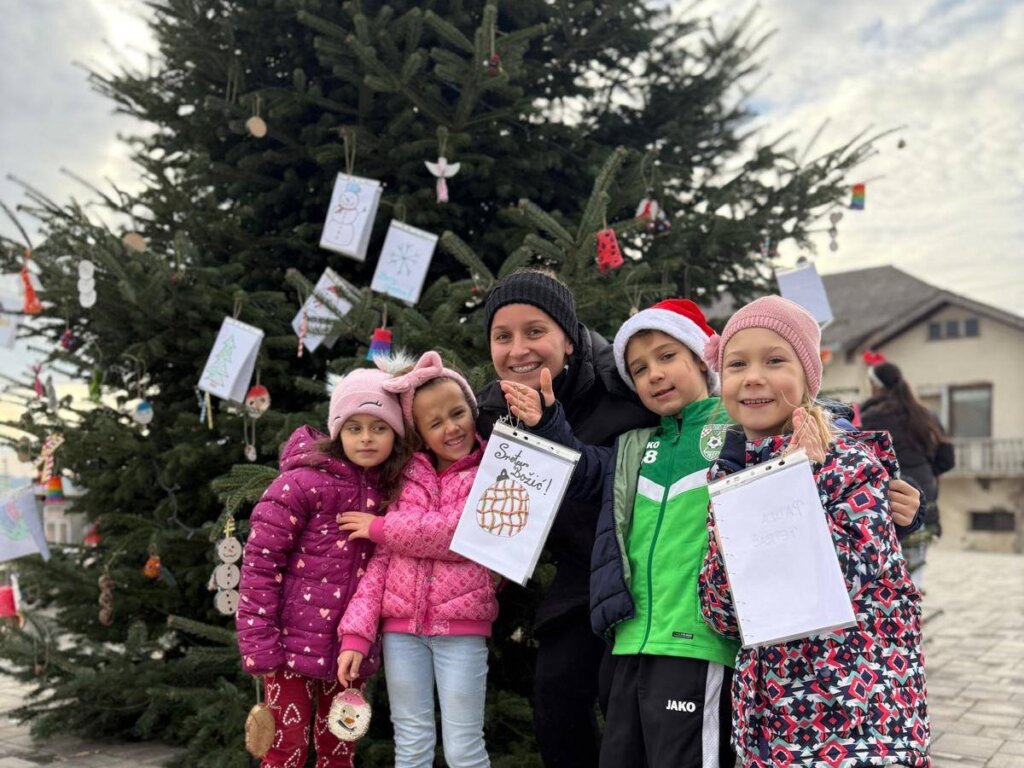 Mali i veliki zajedno okitili bor u Gornjoj Rijeci