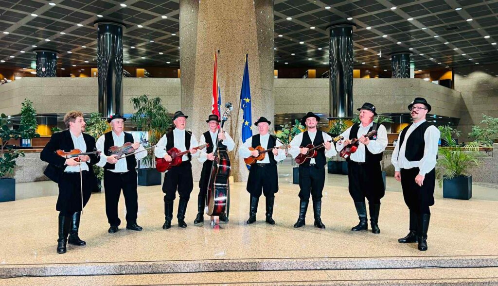 [VIDEO] Tamburaši KUD-a ‘Prigorje’ oduševili zagrebačku publiku