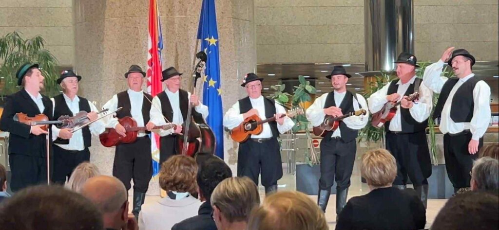 6c1e4cd4 8170 473e B04c 37ce8bdb248c