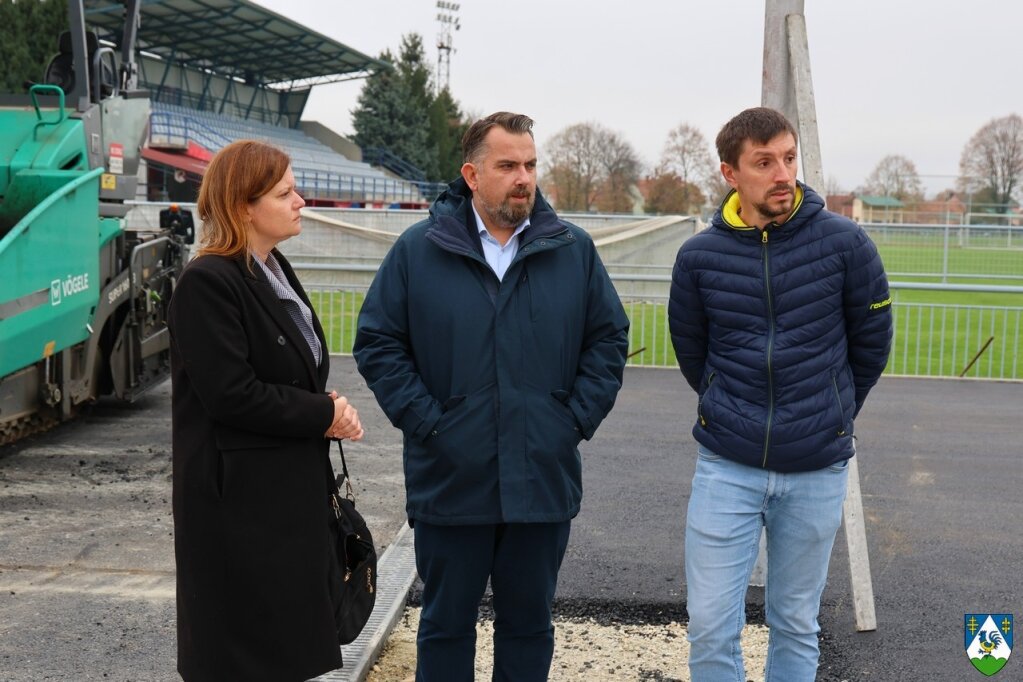 Župan Golubić obišao radove na rekonstrukciji školskog igrališta u Virju