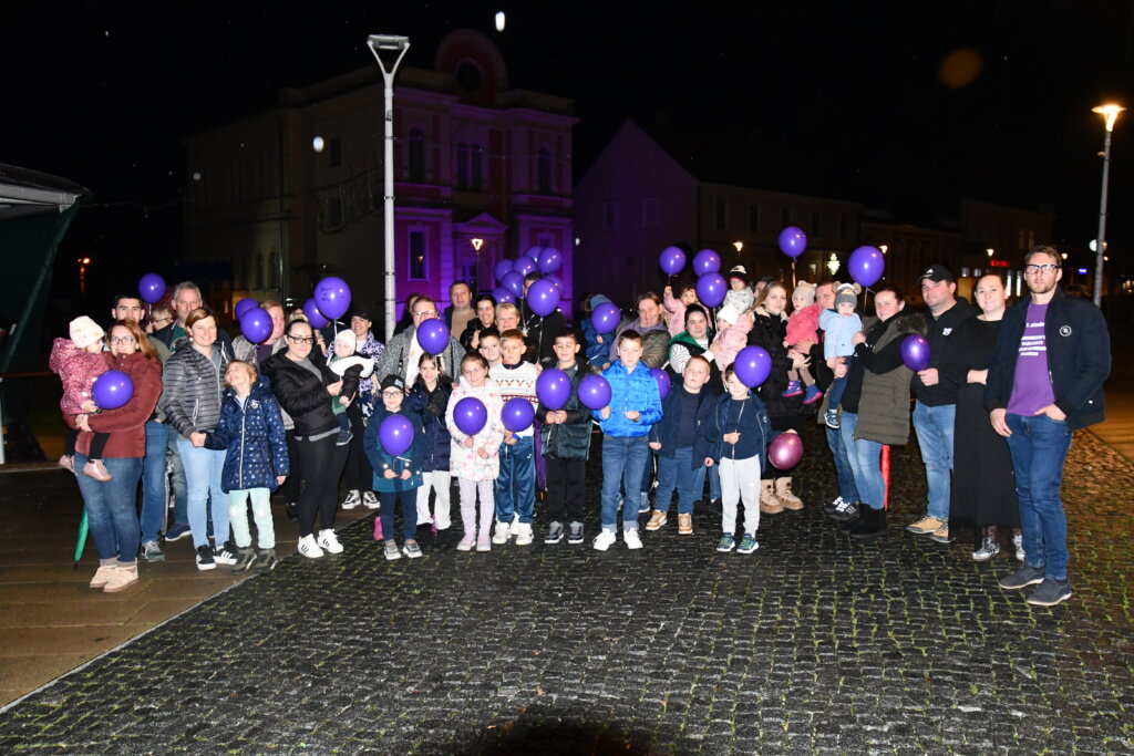 [FOTO] Puštanjem ljubičastih balona Križevčani obilježili Svjetski dan palčića