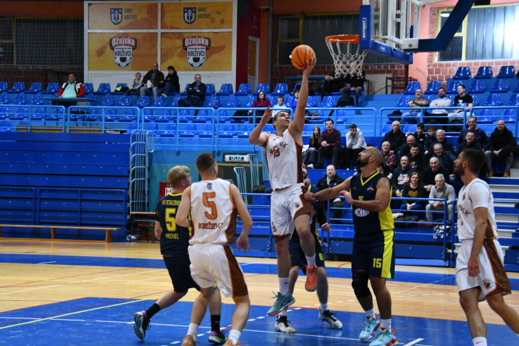 KOŠARKA Križevačko-vrbovečki ogled pripao Radniku