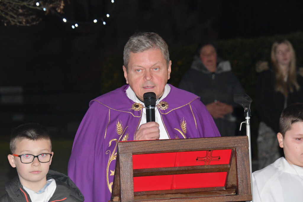 [FOTO] Blagoslovljena prva adventska svijeća u Dubravi