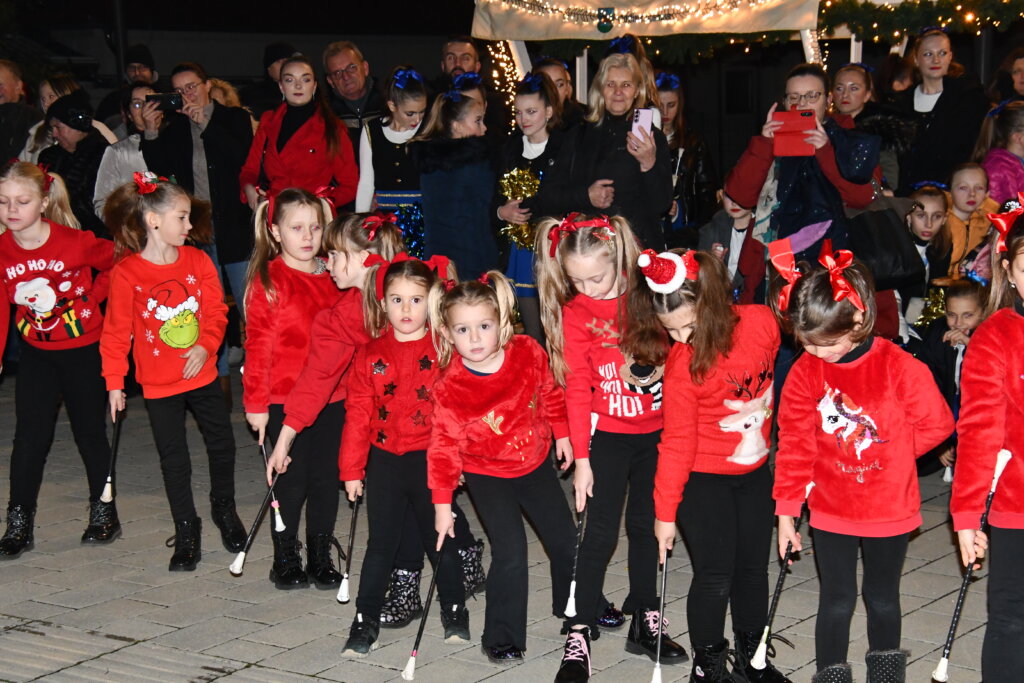 [FOTO] Mažoretkinje Općine Dubrava uljepšale adventski program u Dubravi
