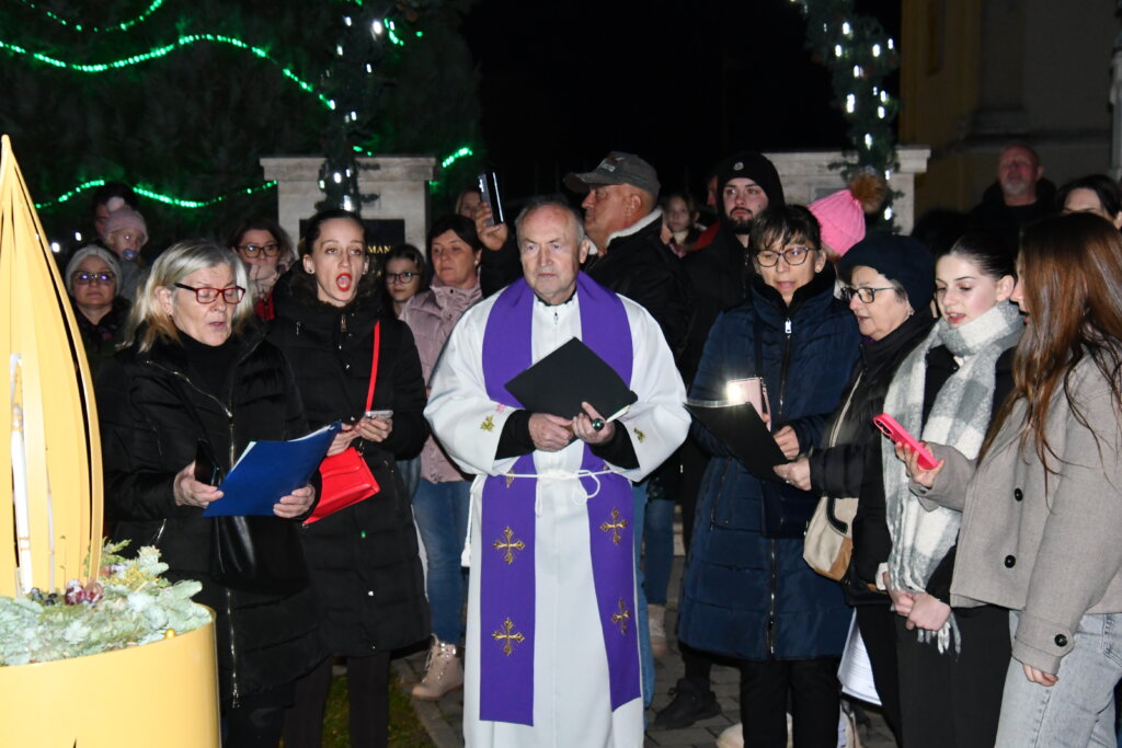 [FOTO] U Svetom Ivanu Žabnu upaljena prva adventska svijeća