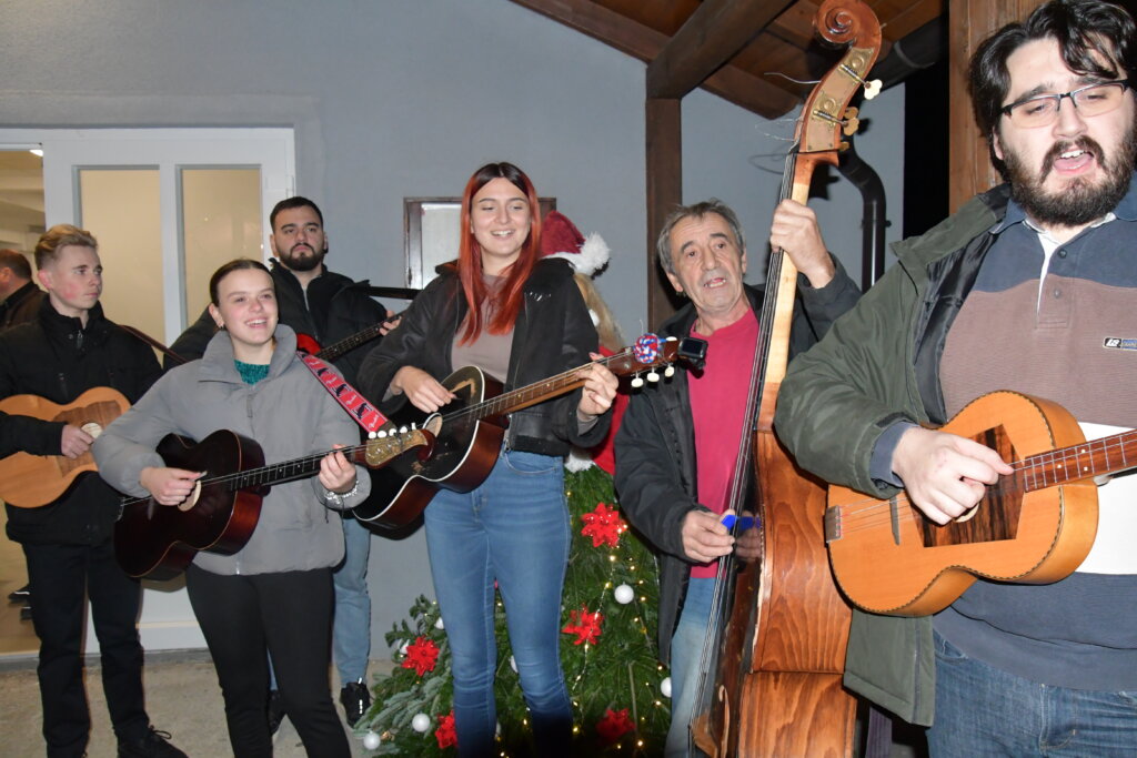 [FOTO] Kolači, kobasice, čaj, kuhano vino i tamburaši u Svetom Ivanu Žabnu