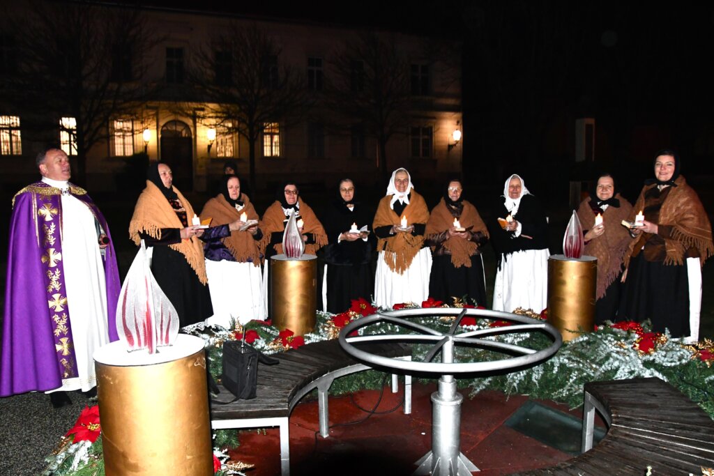 [FOTO] Prva adventska svijeća blagoslovljena u Križevcima