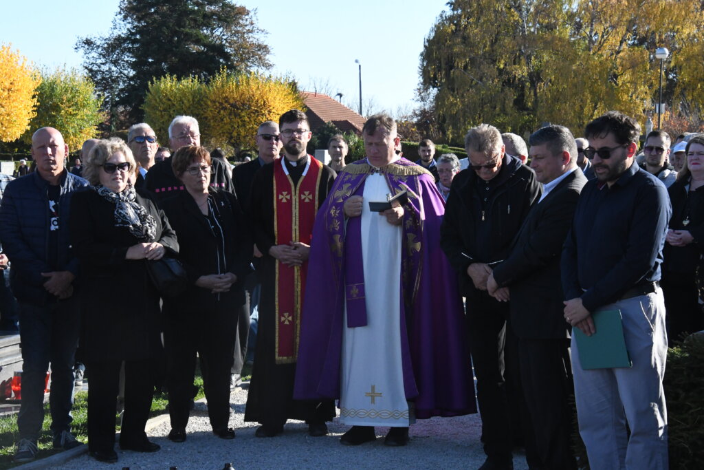 [FOTO/VIDEO] BLAGDAN SVIH SVETIH Molitva, polaganje vijenaca i brojni Križevčani na Gradskom groblju u Križevcima