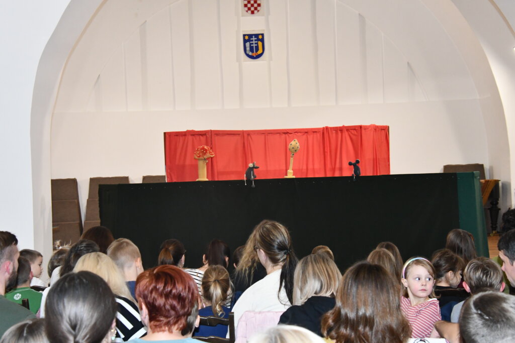 [FOTO/VIDEO] Noć kazališta u Križevcima održana uz predstavu “Djed i repa”