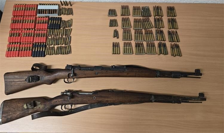 Četiri osobe dragovoljno su predale dvije ručne bombe, dvije vojničke puške i 364 komada streljiva