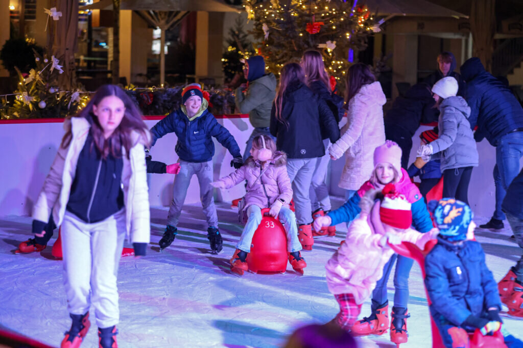 Đurđevac se priprema za Advent, stižu lampice, ukrasi i klizalište za najmlađe