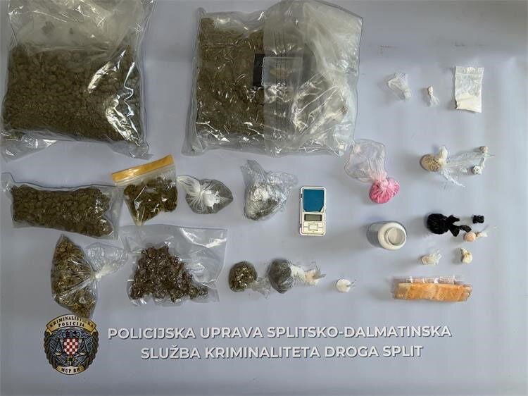 Dvojica mladića uhićena zbog dva kilograma marihuane i drugih droga
