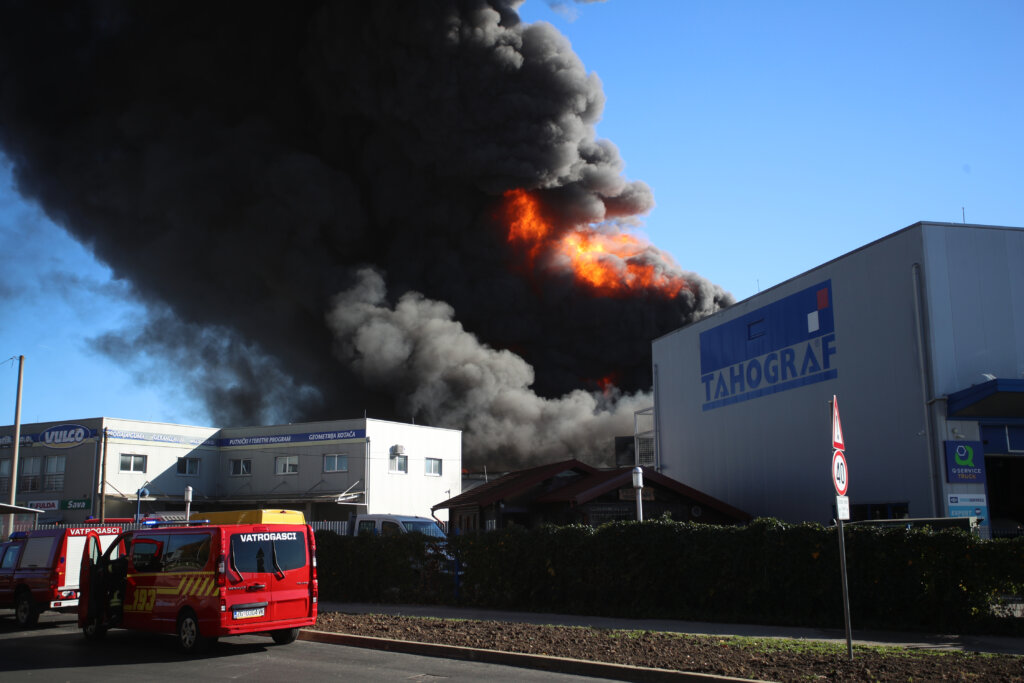 Požar u skladištu guma, hitne službe su na terenu