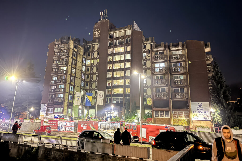 15 ozlijeđenih u požaru u Tuzli još u bolnici, dan žalosti zbog smrti 11 osoba