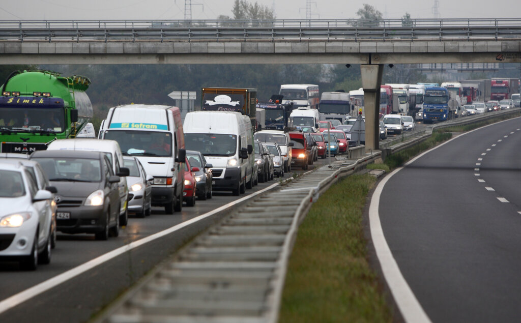 Zbog radova kolona vozila od 5 kilometara na A4