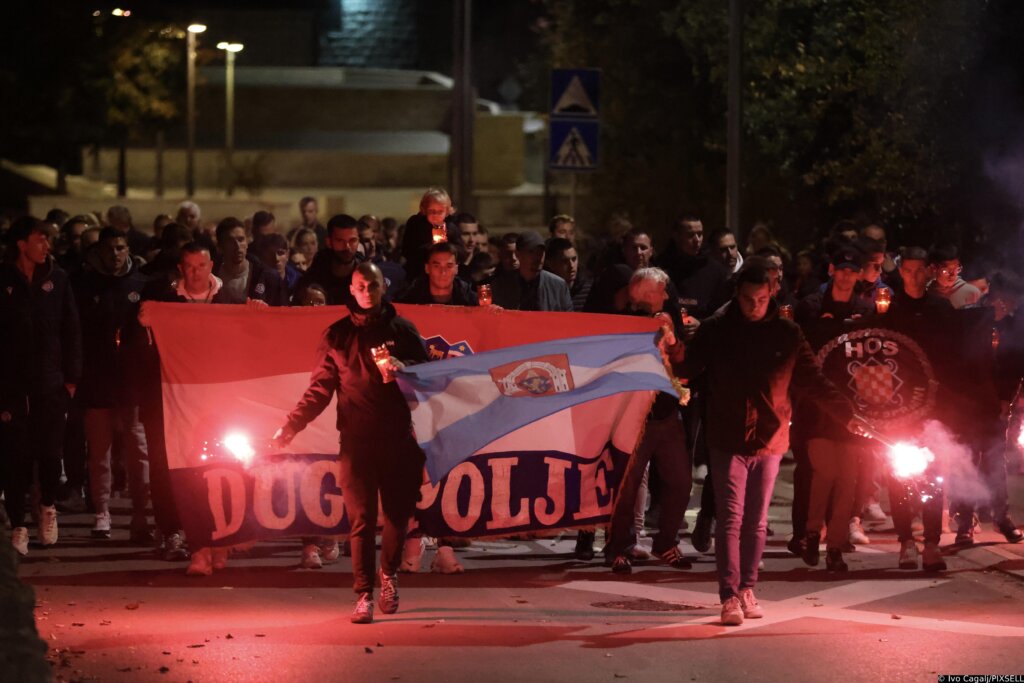 [VIDEO] Torcida organizirala bakljadu u spomen na žrtvu Vukovara i Škabrnje