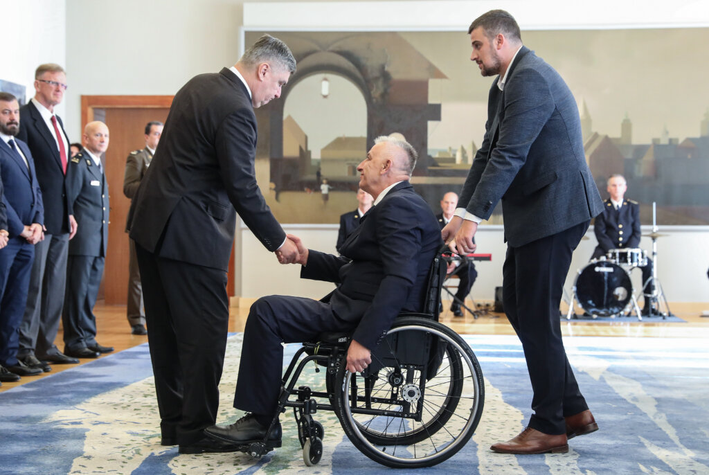Predsjednik Milanović uručio počasne činove i odlikovanja veteranima Domovinskog rata