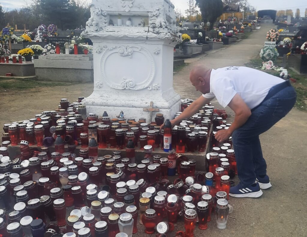 Članovi HVIDR-e Vrbovec zapalili svijeće na grobovima hrvatskih branitelja