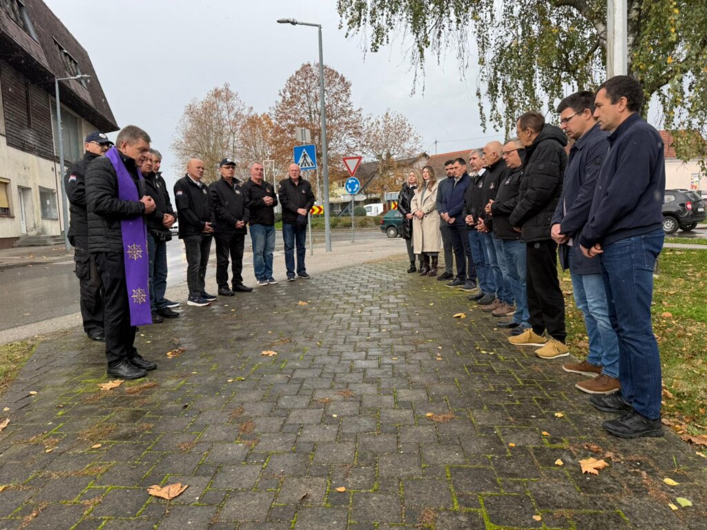 [FOTO/VIDEO] U Dubravi položeni vijenci povodom Dana sjećanja na žrtvu Vukovara i Škabrnje te Dana sjećanja na žrtvu Domovinskog rata