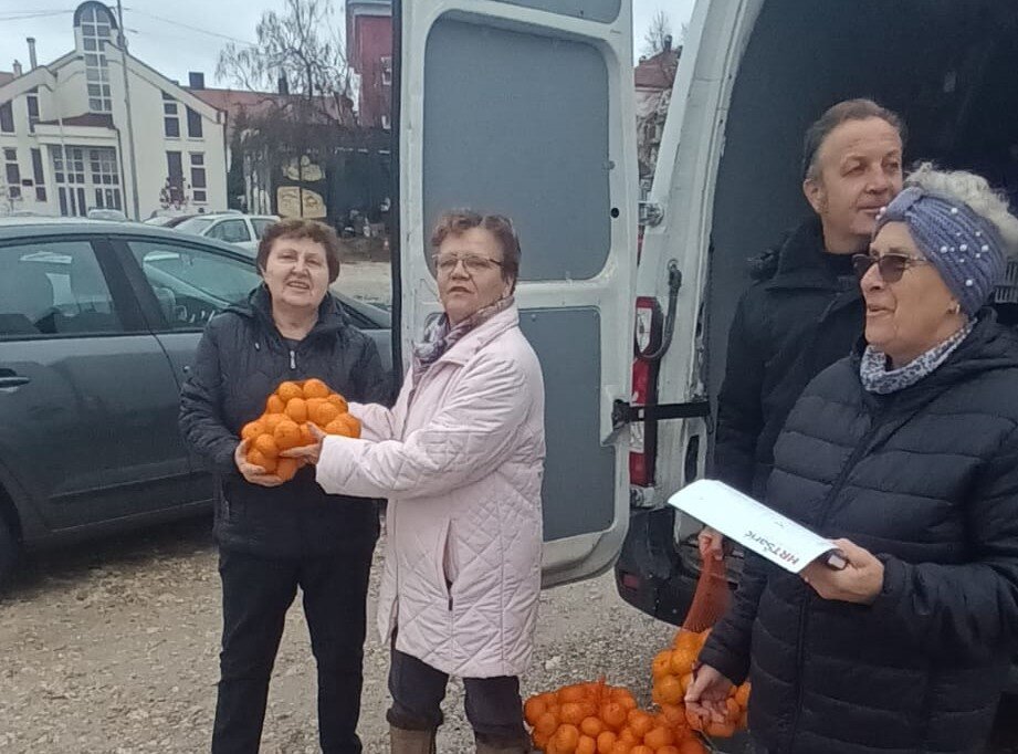 Vrbovečkim umirovljenicima podijeljeno 400 kilograma mandarina