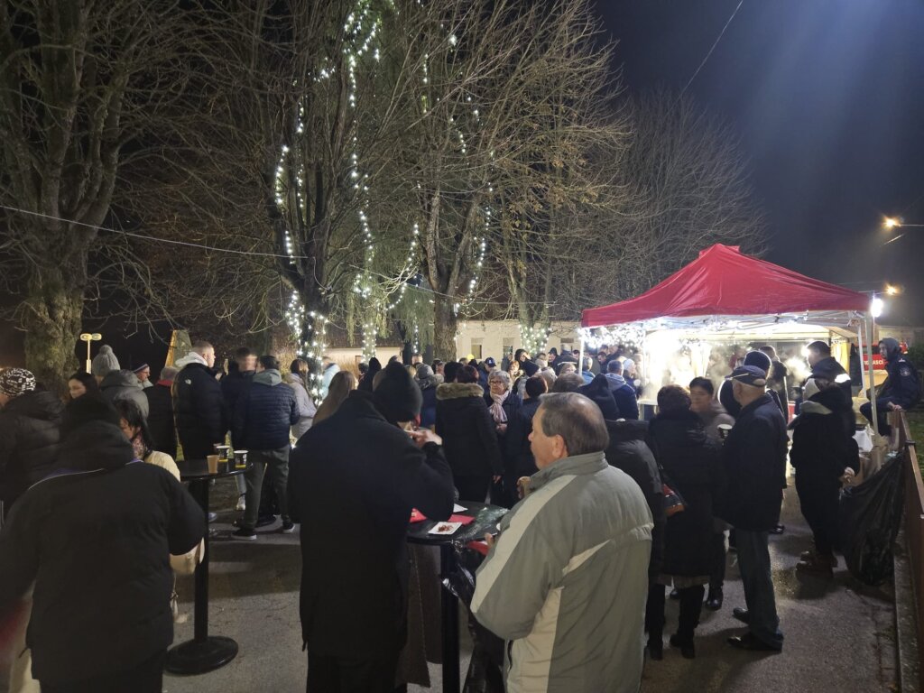 Upaljena prva adventska svijeća u Rakovcu