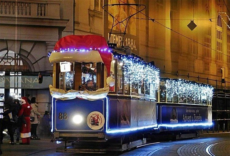 Na zagrebačkim ulicama i ovog Adventa za djecu dva Vesela božićna tramvaja