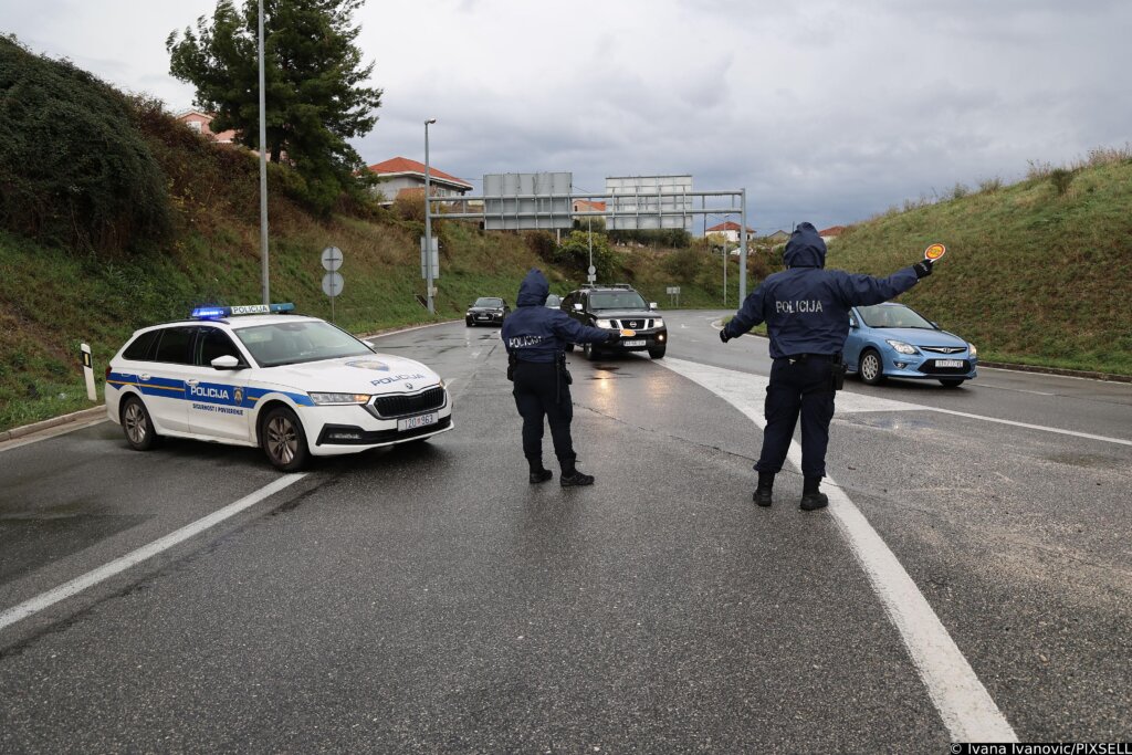 Automobili s ljetnim gumama zapeli na Klisu