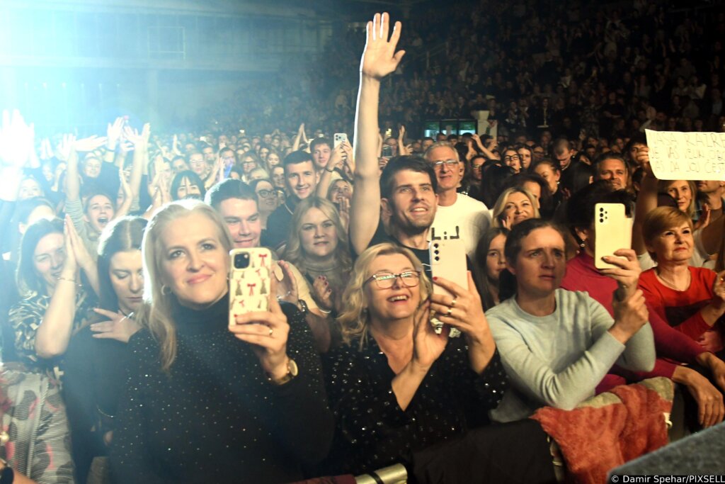 Zdravko Čolić Održao Koncert Pred Brojnom Publikom U Koprivnici