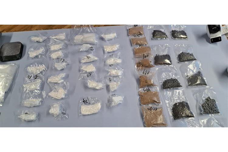 Pronađeno i oduzeto tri kilograma heroina i kokaina, veća količina novca, predmeti za vaganje i pakiranje droge