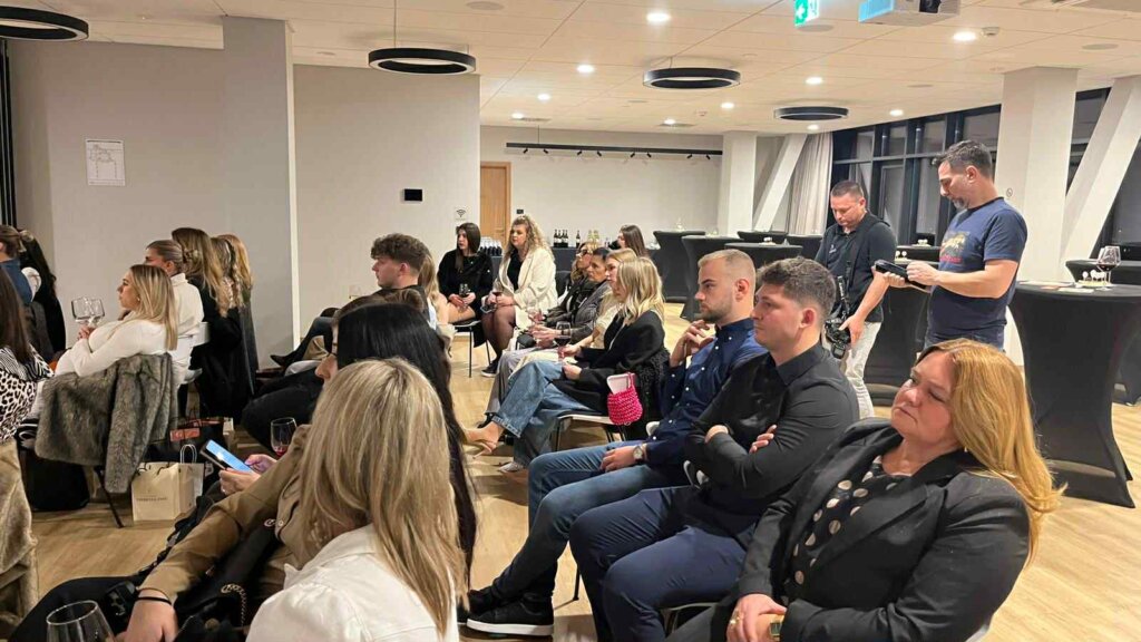 Ebd62337 Cfea 4118 B430 483ee70f23a2