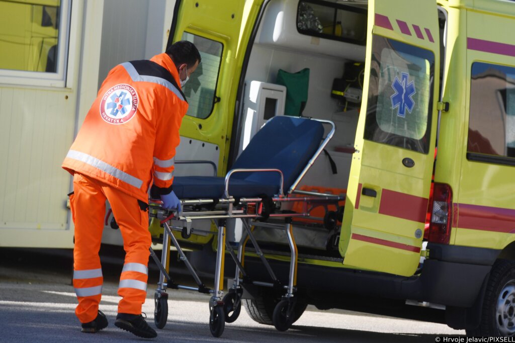 ibenik: Tim Hitne Medicinske Pomo?i Ispred Bolnice